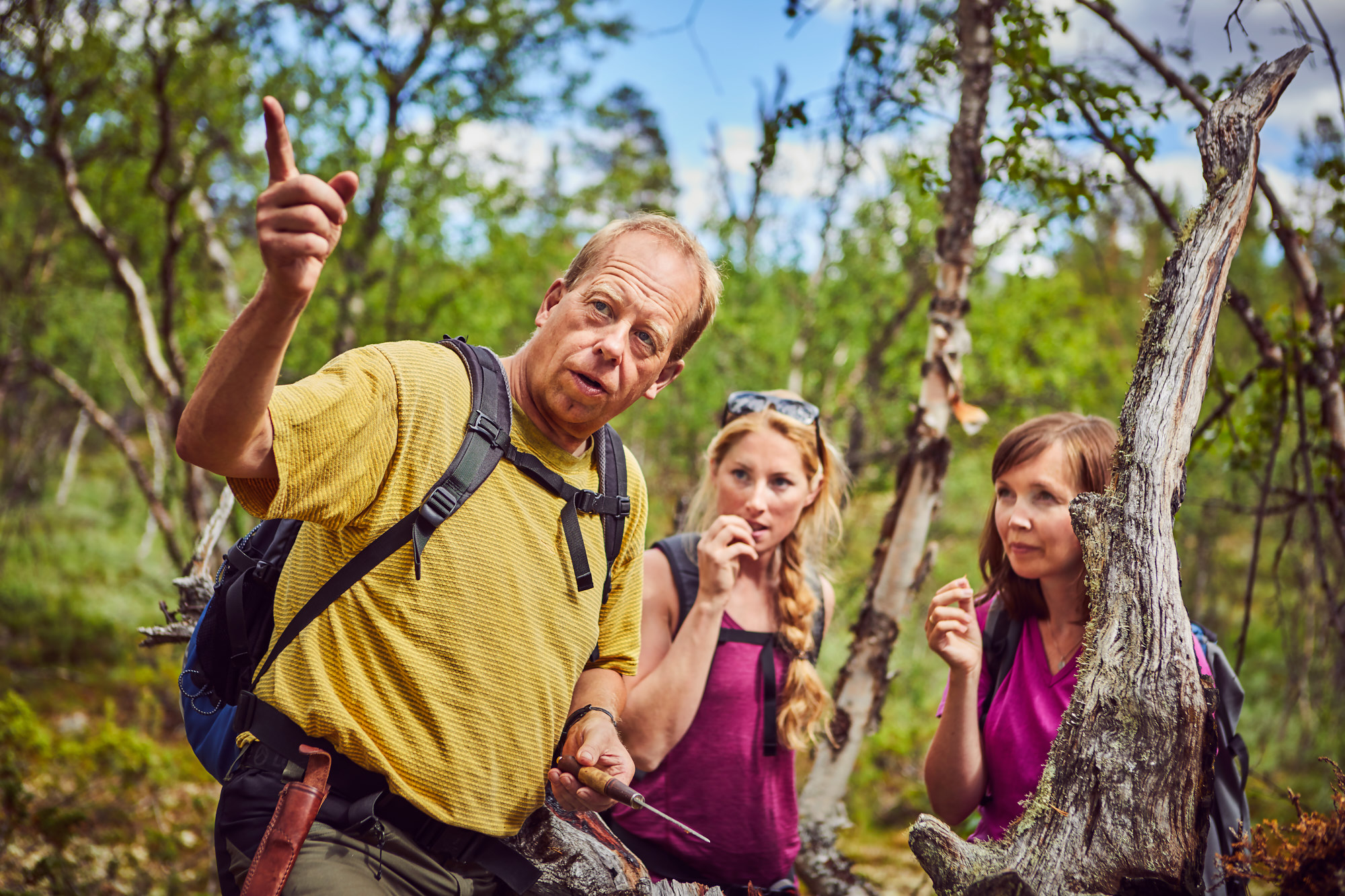 Tre personer i skogen